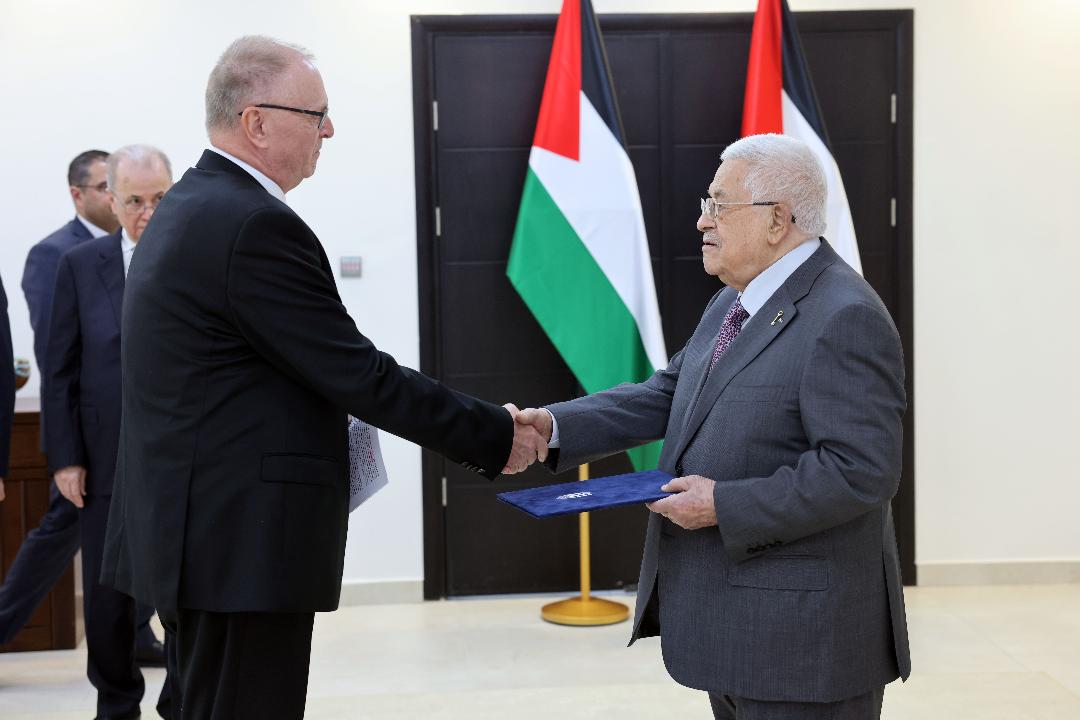 الرئيس يتقبل أوراق اعتماد رئيس مكتب تمثيل هنغاريا لدى دولة فلسطين